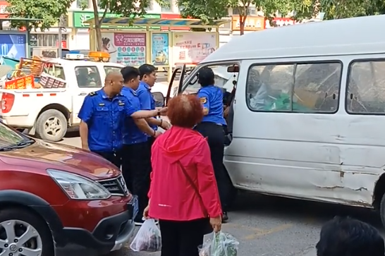 河北一货车司机遭城管当街打骂且未反抗 官方：涉事人员停职检查