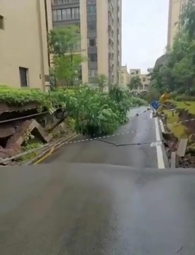 重庆万州一小区降雨后地面沉降 官方回应：没有人员伤亡