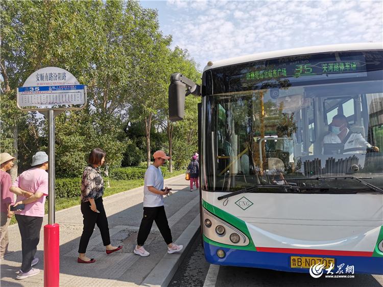 青島公交車線路向西挪一步吃掉二十分鐘趕車路