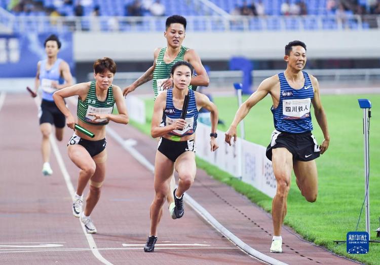 田径——全国冠军赛混合4x400米决赛四川铁人队获得第一名