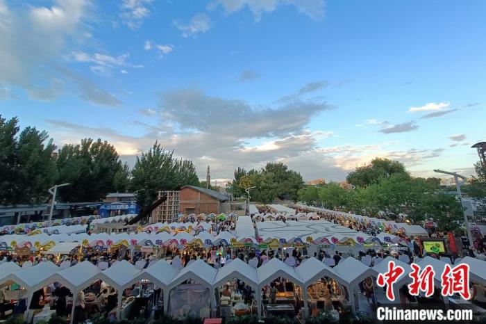 高温下的北京夜生活：游客流连至清晨，有摊主日入上千