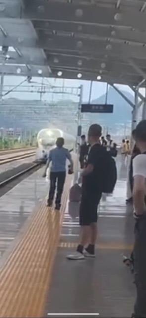 浙江温岭火车站一男人跳入铁轨身亡