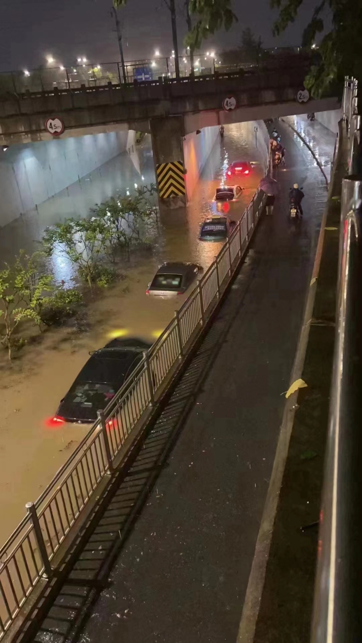 多輛小車被淹的丁蘭路下穿隧道,積水已基本排空,交通正在恢復_社會