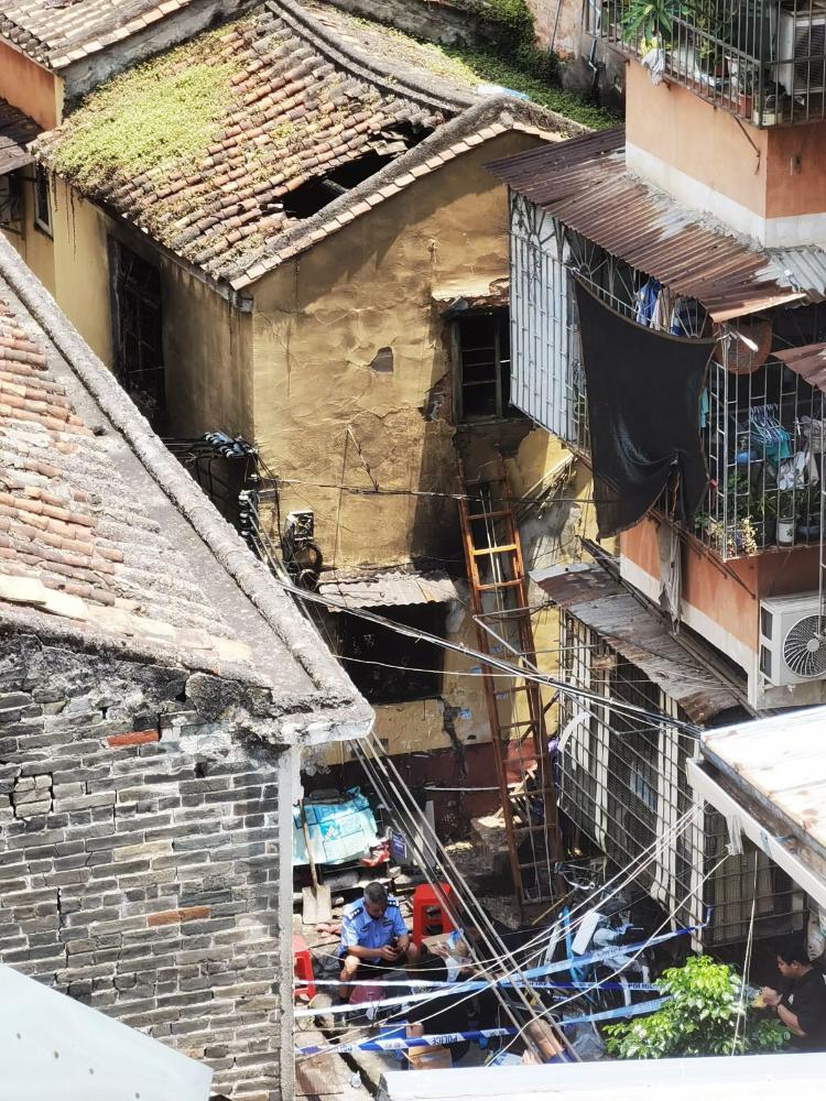 广州海珠城中村又发火灾，三人逝世，民房房顶被烧出窟窿