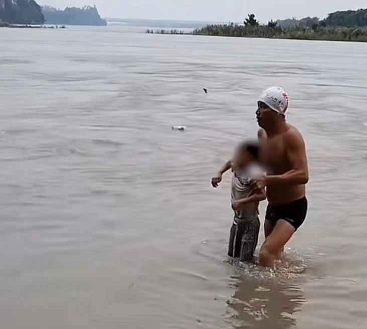 四川一母亲为救落水孩子被冲走 江边设有警示标语