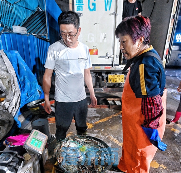 胶东海鲜上市，千余斤梭子蟹离海5小时到济，7小时售空