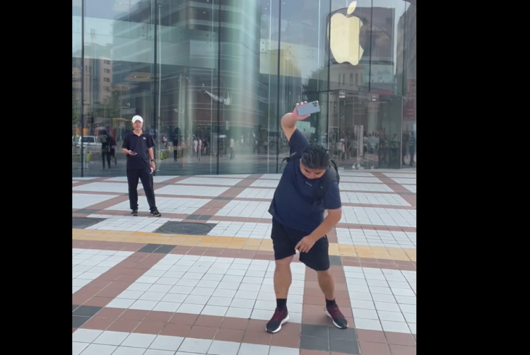 知名演员专卖店门口怒砸iPhone：苹果霸道、傲慢、无理