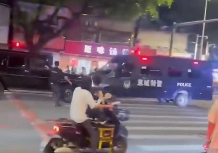 惠州警方通报一SUV顶推特警车辆：驾驶员涉嫌醉驾，已被刑事拘留