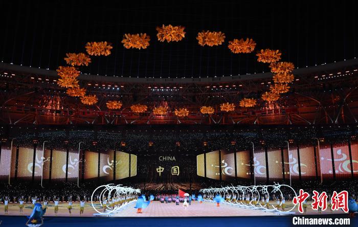 （杭州亚残运会）亚残运会开幕式诠释“残健共融”：手拉手，咱们是一家