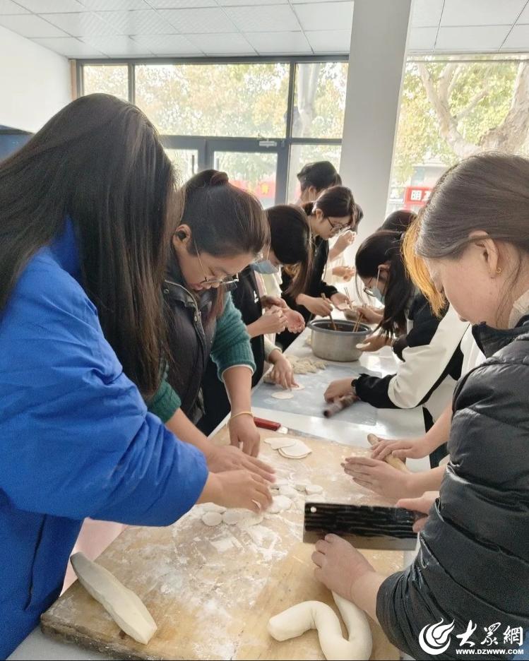 濰坊市濰城區火車站社區開展老有所依薪火相傳包餃子活動