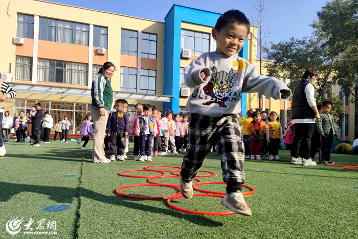 泰安市岱嶽區良莊鎮中心幼兒園舉辦團體操展示暨親子運動會