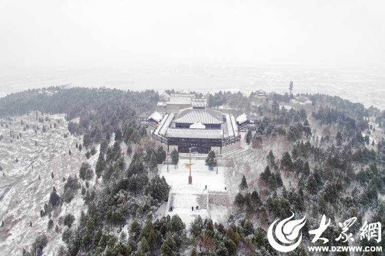 組圖丨銀蝶飄舞梁山縣水泊梁山風景區迎瑞雪