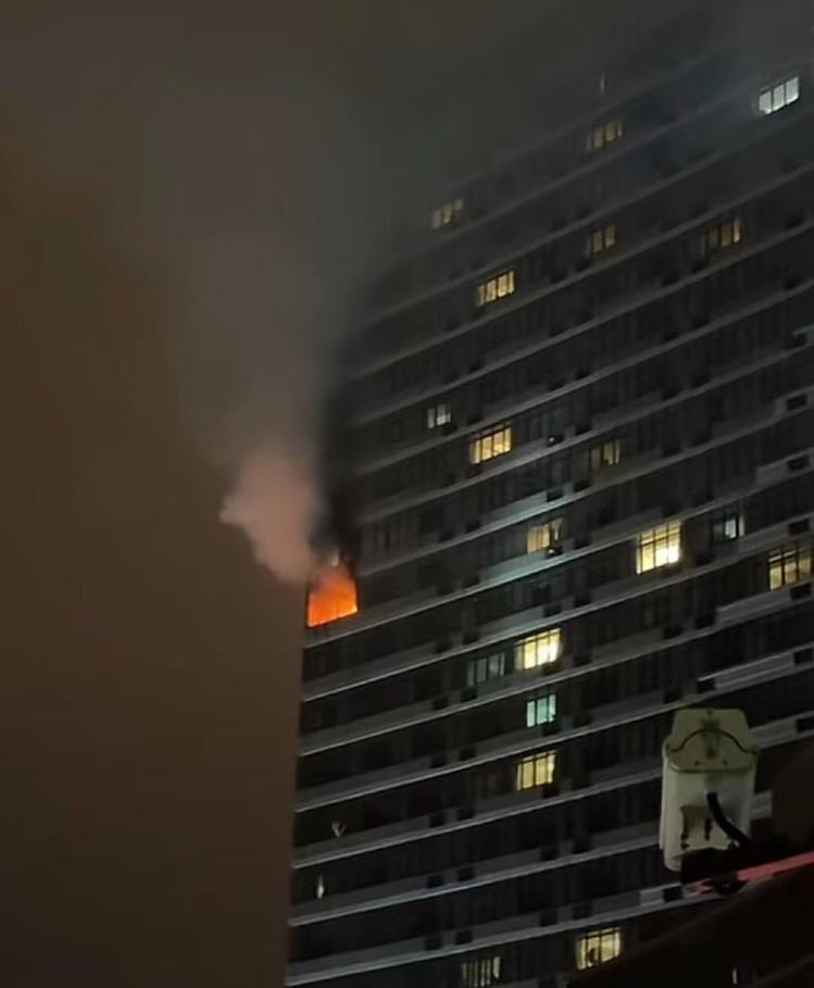 上海一高層住宅發生火災，樓上住戶竟乘電梯逃生……