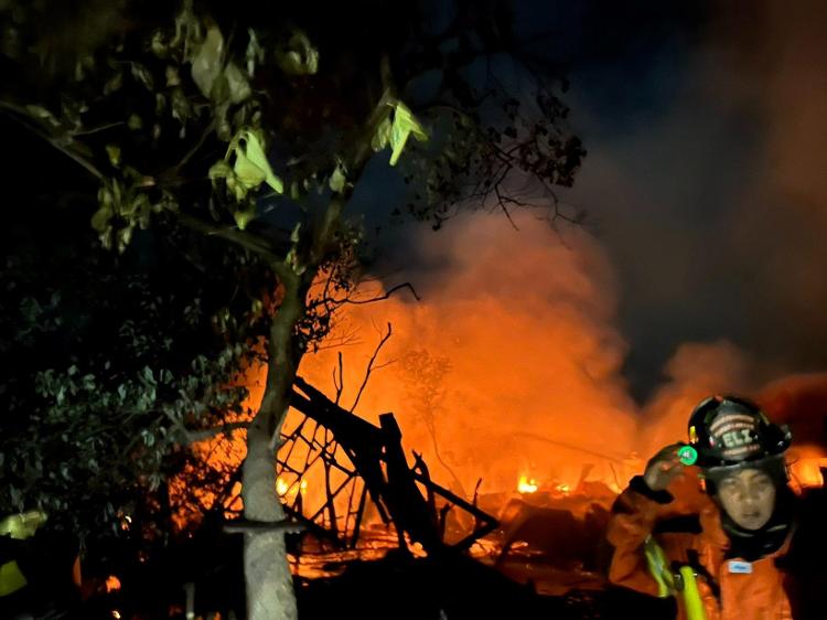 菲律賓甲米地省一處居民區發生火災 已造成4人死亡