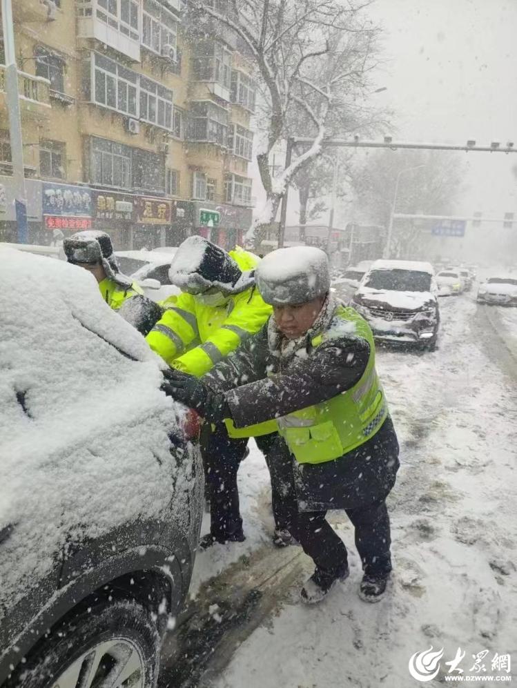 风雪中的交警图片