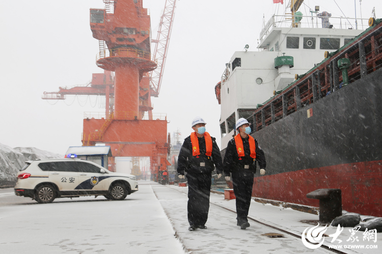 寒潮風雪至龍口邊檢站堅守崗位戰風雪護平安