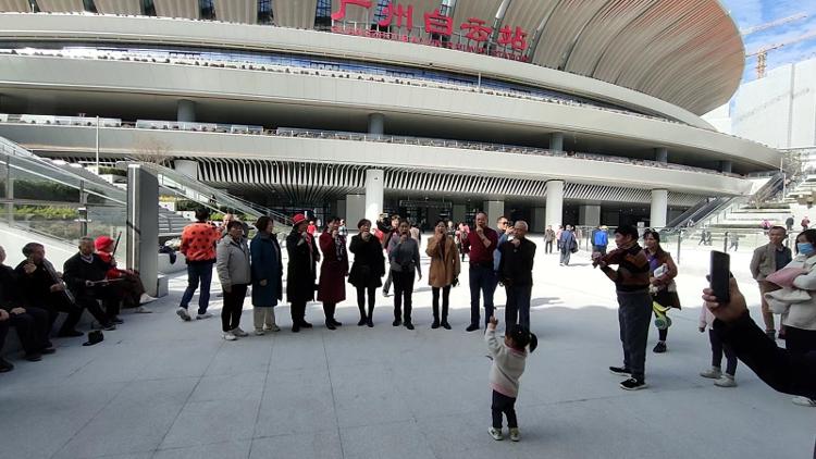海报直击丨广州白云站正式通车，广州市民自发高歌一曲