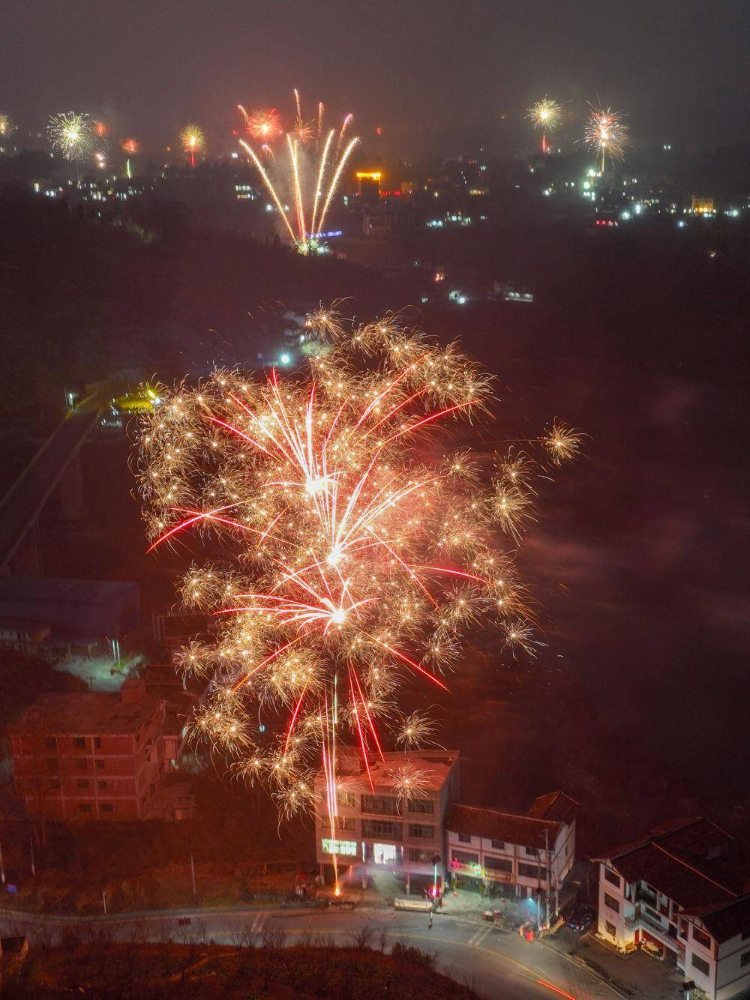 1月21日除夕夜,人们在贵州省毕节市赫章县平山镇对江社区燃放烟花(无