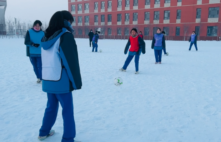 追着雪花看新疆丨十二师少年白雪皑皑的足球场