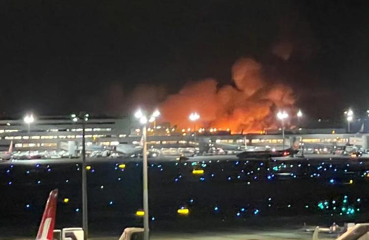 致5死18伤！日本两架飞机磕碰起火，我国乘客目击事发瞬间：忽然就炸了