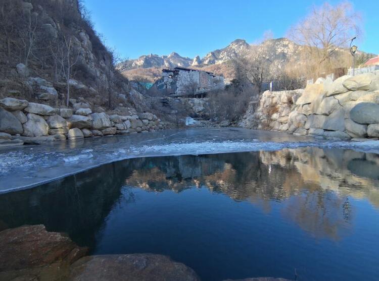 位於泰山東麓的天燭峰景區,奇峰林立,峽谷縱橫,溪水長流,飛瀑通天.