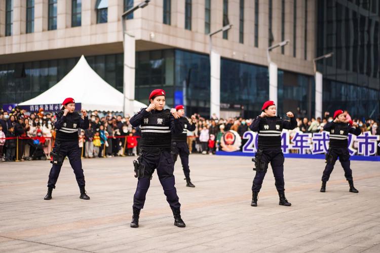 武漢公安舉行警營開放日 萬余市民到場體驗
