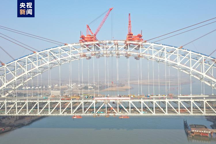 主跨388米！世界最大跨度公鐵兩用鋼桁拱橋順利合龍