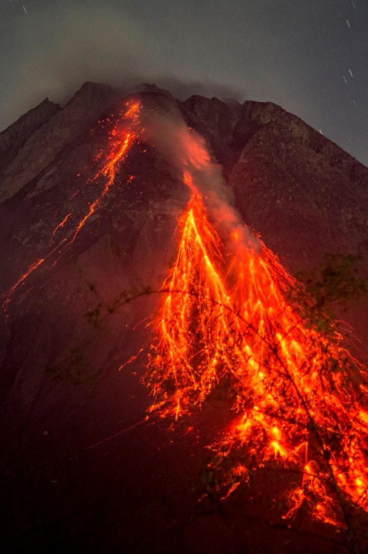 印尼多座火山喷发数千人疏散