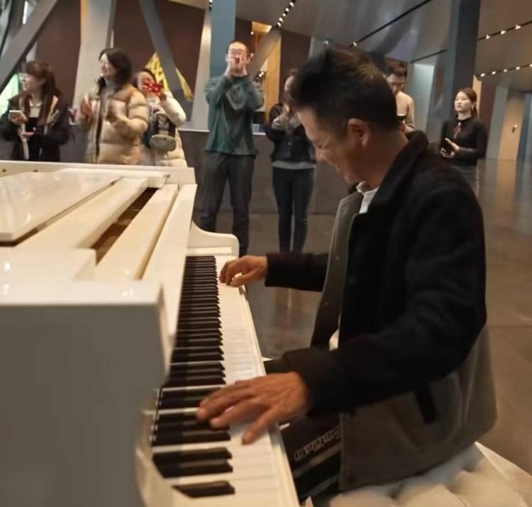 弹钢琴走红的58岁建筑工人受邀参与春晚排演：很激动，做梦都没想到