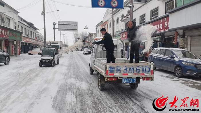 以雪為令聞雪而動丨曹縣古營集鎮開展清雪除冰保暢通文明實踐活動