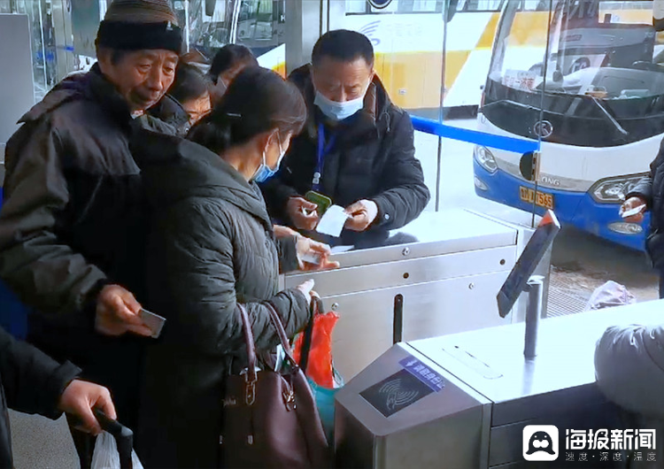 叢萍 張大衛 報道2月2日,農曆小年,濟南長途汽車總站的候車大廳裡