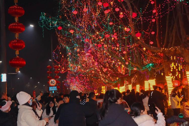 除夕夜山东能源新矿集团大院燃放烟火迎新年