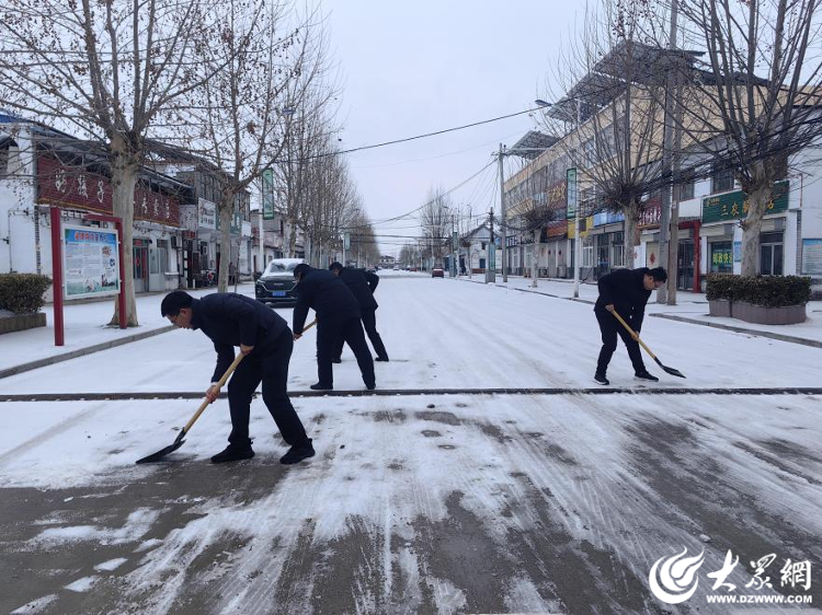 济宁市兖州区小孟镇开展清雪除冰行动