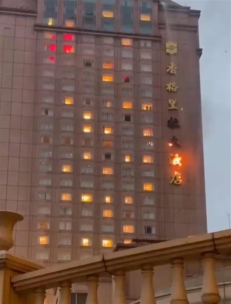 上海浦东香格里拉大堆栈招牌起火，目击者：后四个字都烧黑了