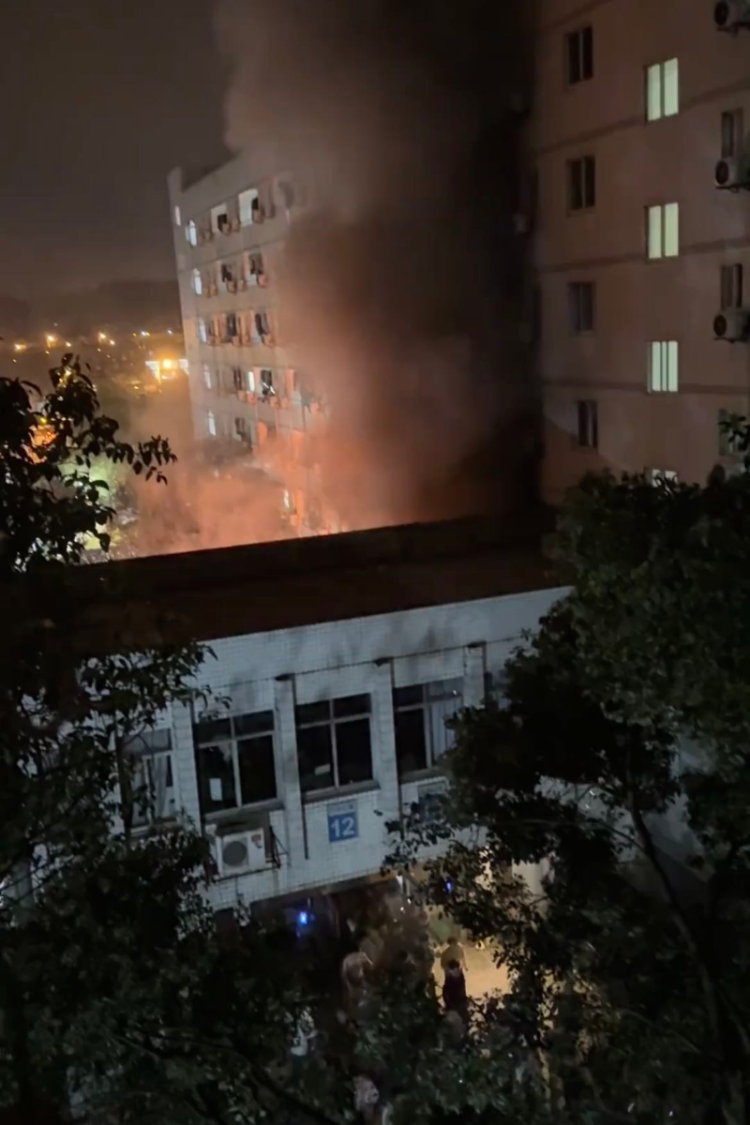 中南大学宿舍楼外凌晨突发火灾 校方最新回应：无人员伤亡