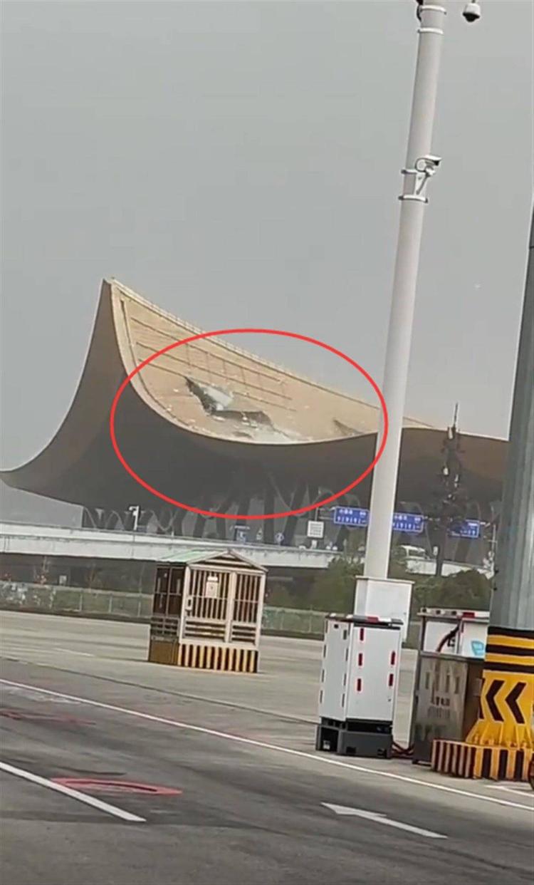 昆明机场航站楼屋顶外层被大风掀起，官方：无人员伤亡，航班正常运行