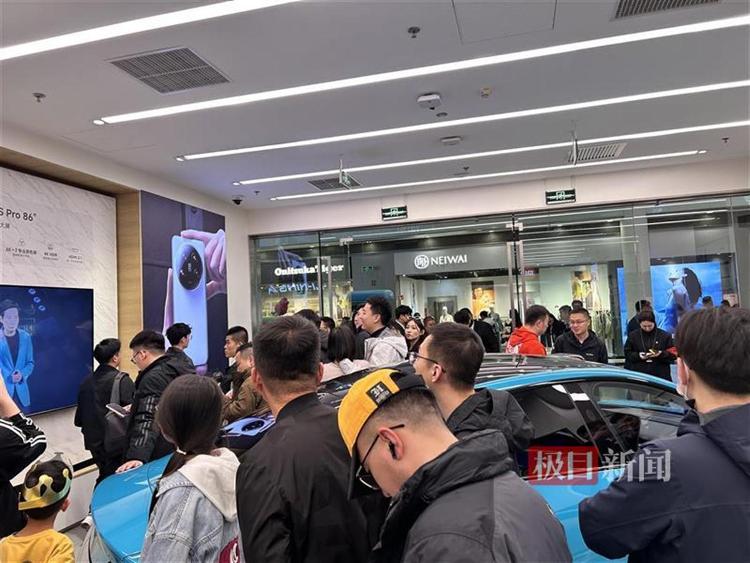 北京小米门店车友围观SU7发布会，销售：试驾已预约到一周后
