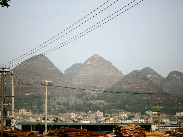 贵州安龙发现7座“金字塔”山，官方：系自然形成