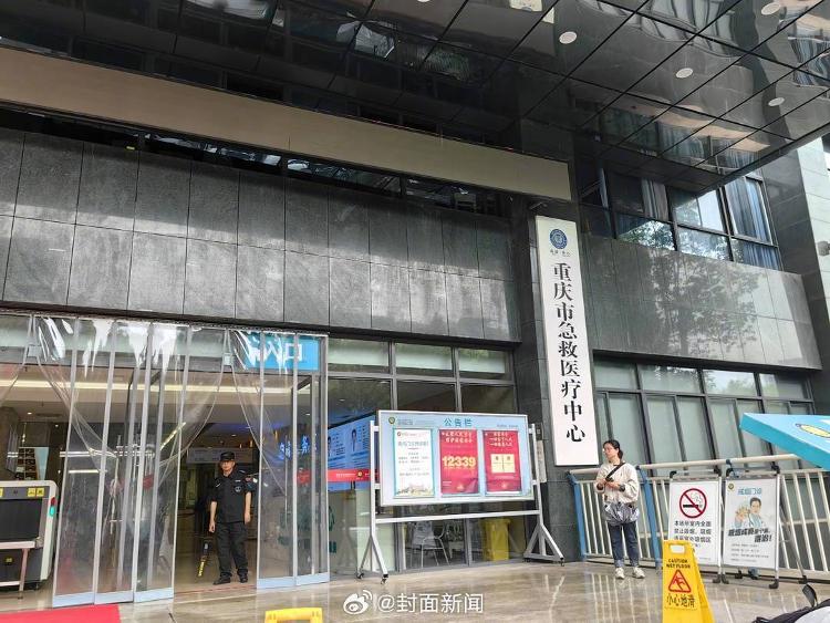 重庆被地铁站墙砖砸伤孕妇支属发声：小孩儿还在ICU，胎儿未保住