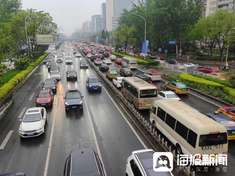 北京雷雨来袭 降雨影响晚高峰出行