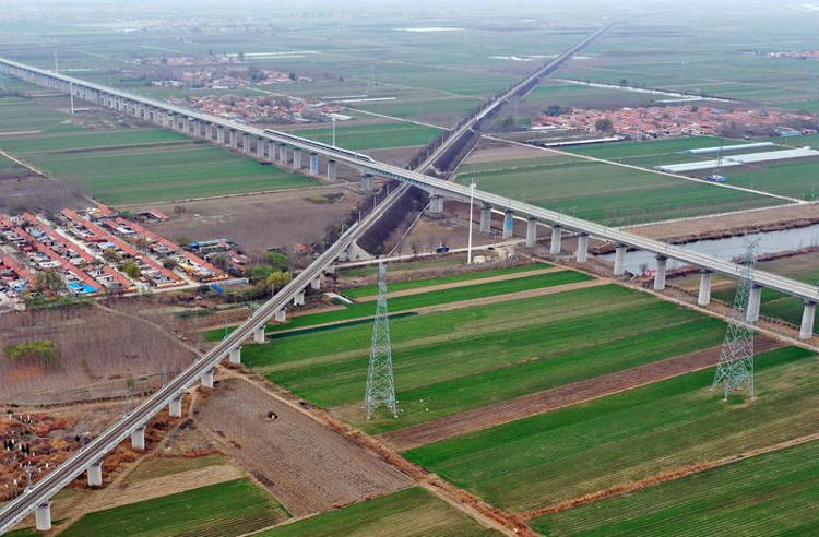 2020年11月,潍莱段高速铁路已经开通运营;2023年12月,莱荣高速铁路