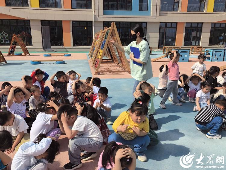 东营区第二实验幼儿园邹城路分园开展防震演练安全相伴活动