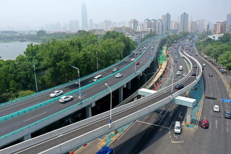 济南顺河高架新修的下桥匝道，车辆快速下桥十分通畅