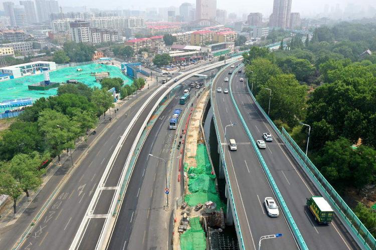 济南顺河高架新修的下桥匝道，车辆快速下桥十分通畅