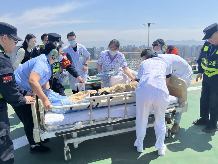 山东大学齐鲁医院(青岛)停机坪启用 接诊首例直升机转运患者