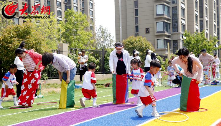 半岛网址燃动童年 即墨区潮海中心幼儿园举办亲子趣味运动会(图5)