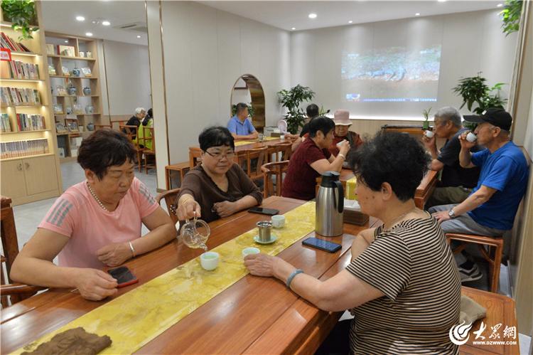 PG电子官方网站家门口有书店、餐饮“专供配送”、孩子免费托管……幸福在青岛这一社(图10)