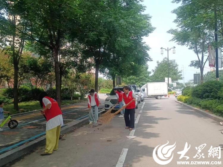 济宁市梁山县水泊街道虎头峰社区开展清理雨后淤泥活动