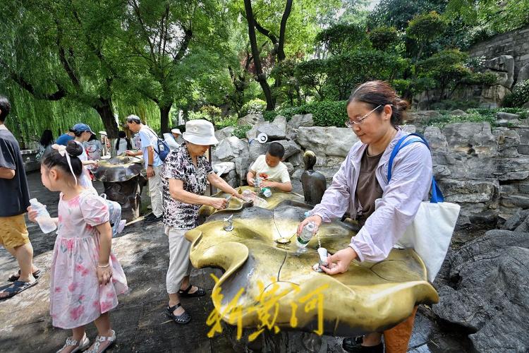 泉城高溫持續(xù) 護(hù)城河畔泉水直飲點(diǎn)市民游客絡(luò)繹不絕