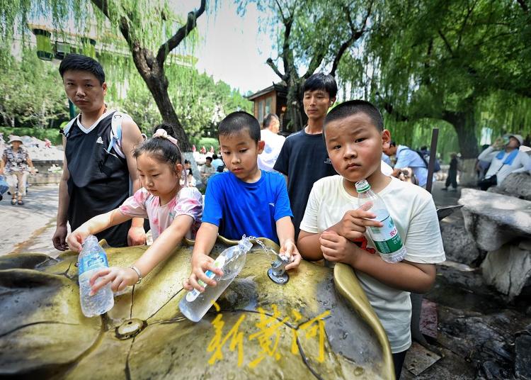 泉城高溫持續(xù) 護(hù)城河畔泉水直飲點(diǎn)市民游客絡(luò)繹不絕